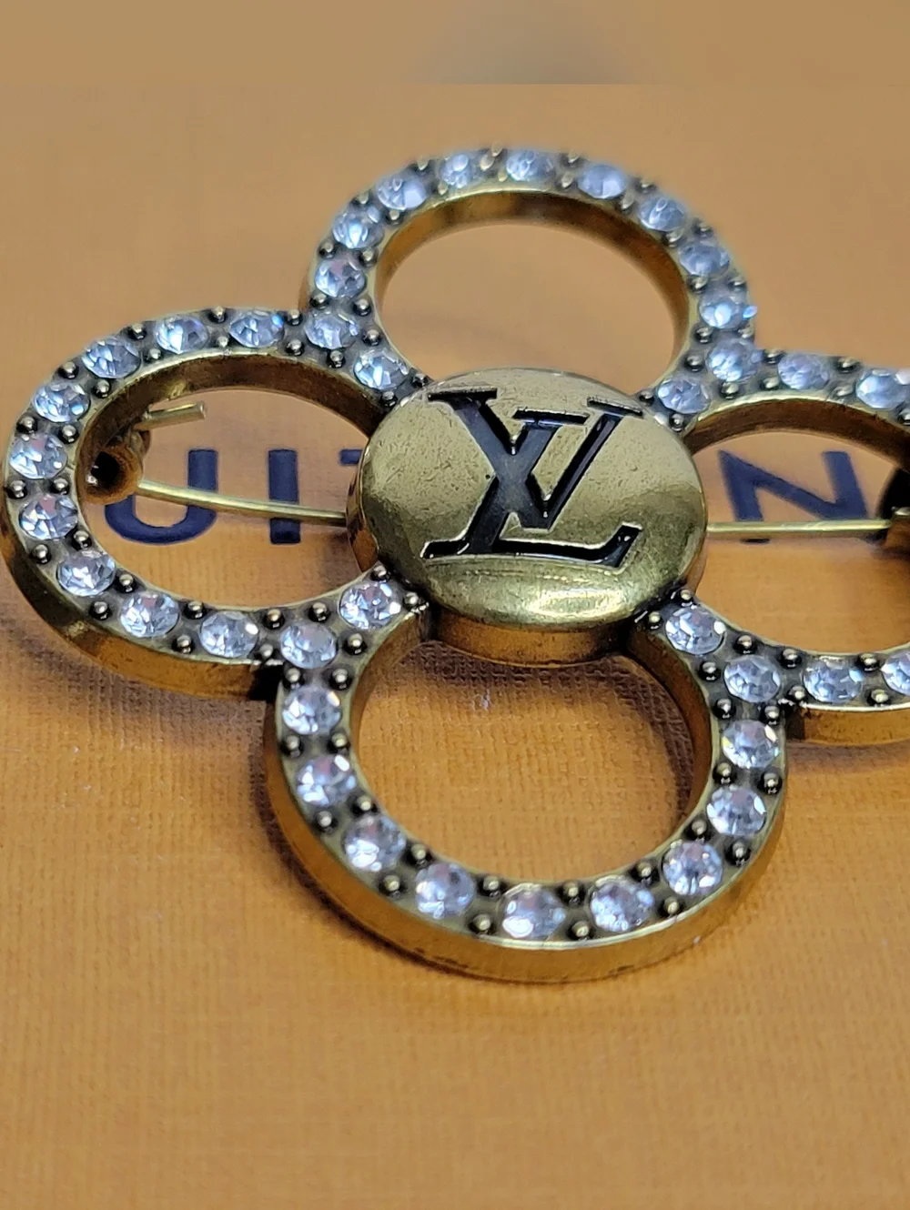 LV Le Fleur Blossom Crystal Brooch - Picture 3 of 4